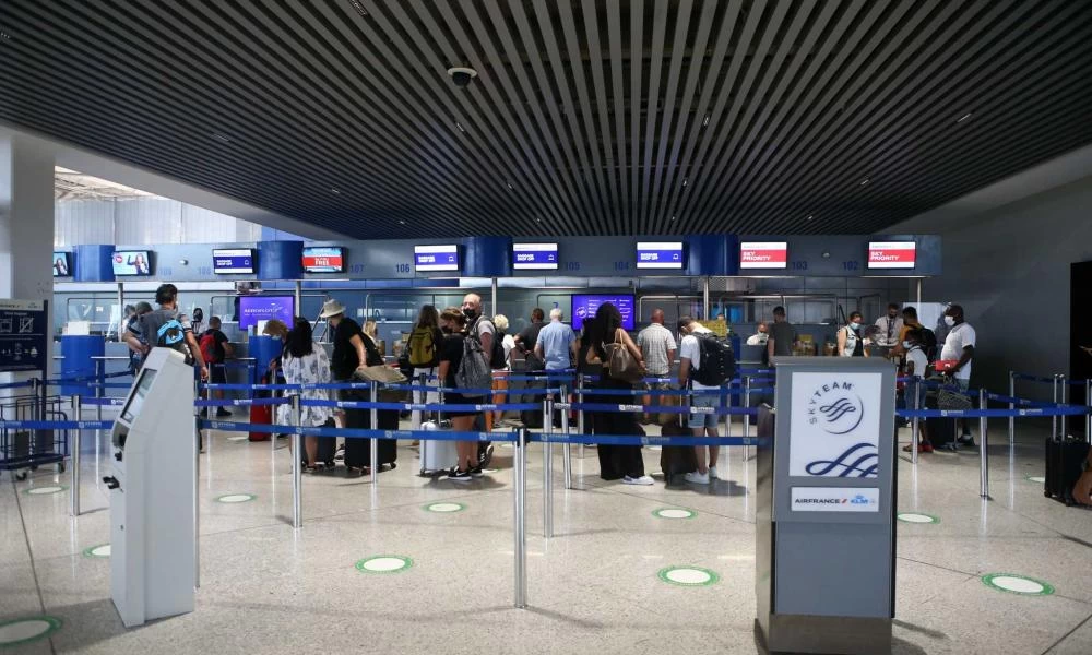 ΥΠΑ: Μειώνονται οι μέρες της καραντίνας για τους επιβάτες - Νέα ταξιδιωτική οδηγία